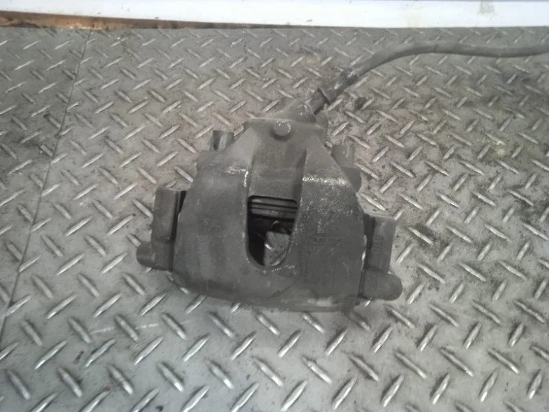 Суппорт тормозной Ford Focus 1682876 2, передний левый