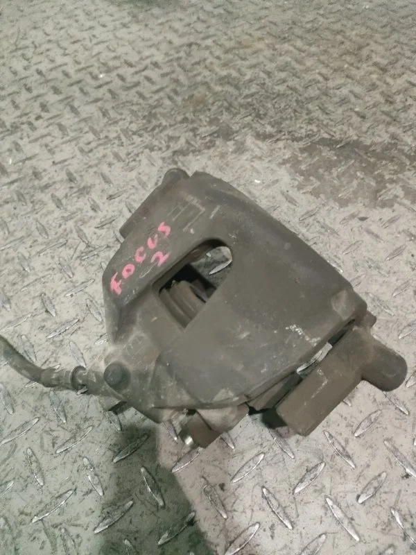 Суппорт тормозной Ford Focus 2007 1682876 2, передний левый