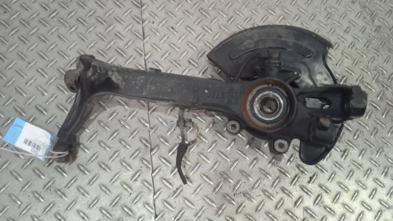 Кулак поворотный Volkswagen Passat 8D0407257 B5, передний левый