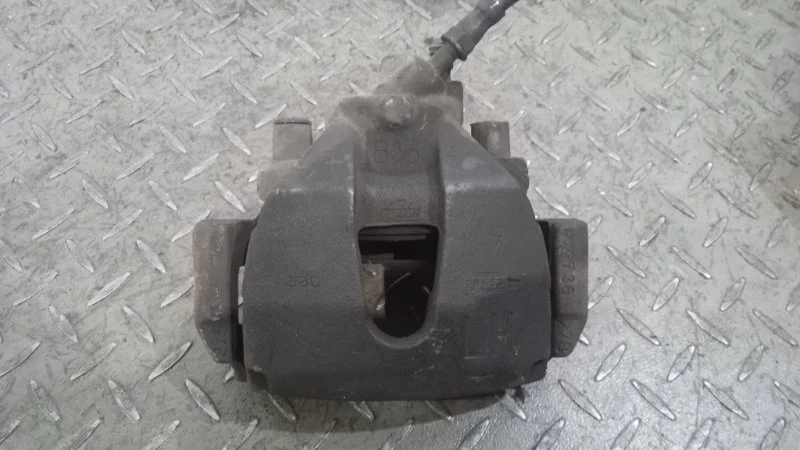 Суппорт тормозной Ford Focus 1682876 2, передний левый