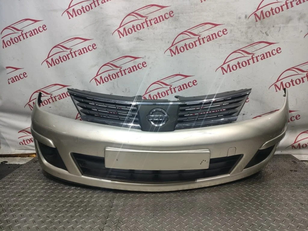 Бампер Nissan Tiida 2007 62022EM00H C11, передний