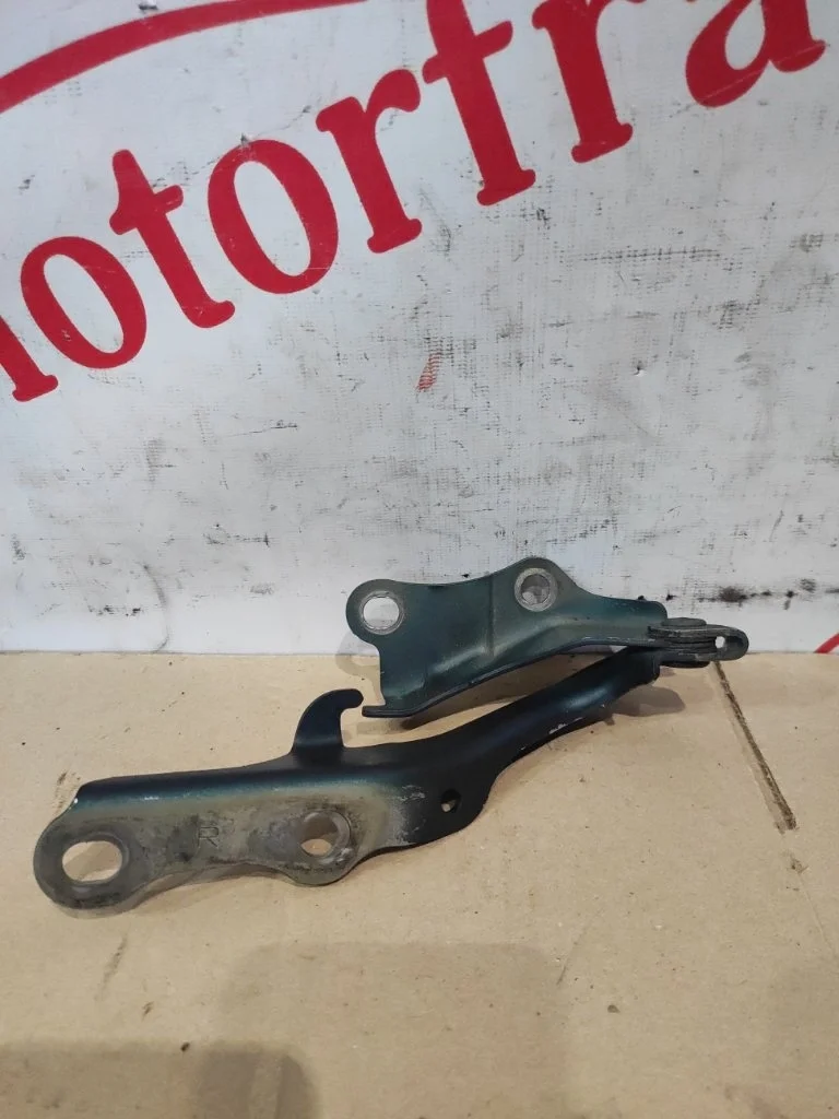 Петля капота Toyota Rav4 2000 5341042030 XA20 1AZFE, правая