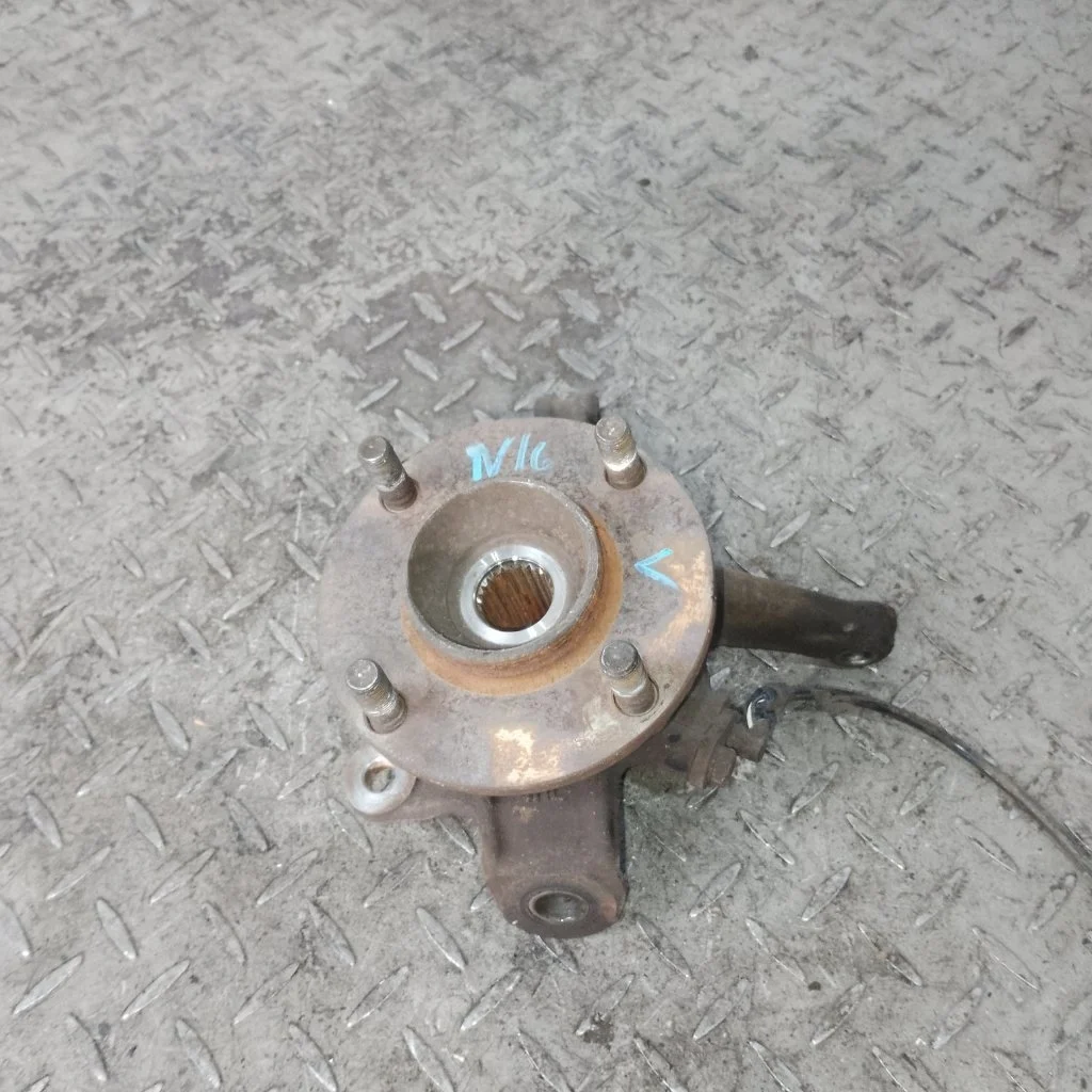 Кулак поворотный Nissan Almera 400154M400 N16, передний левый