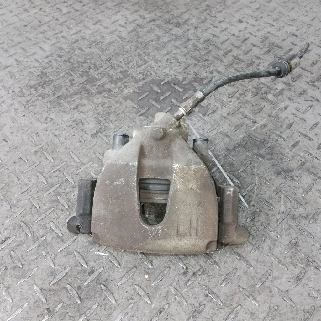 Суппорт тормозной Ford Focus 2005 1682876 2, передний левый