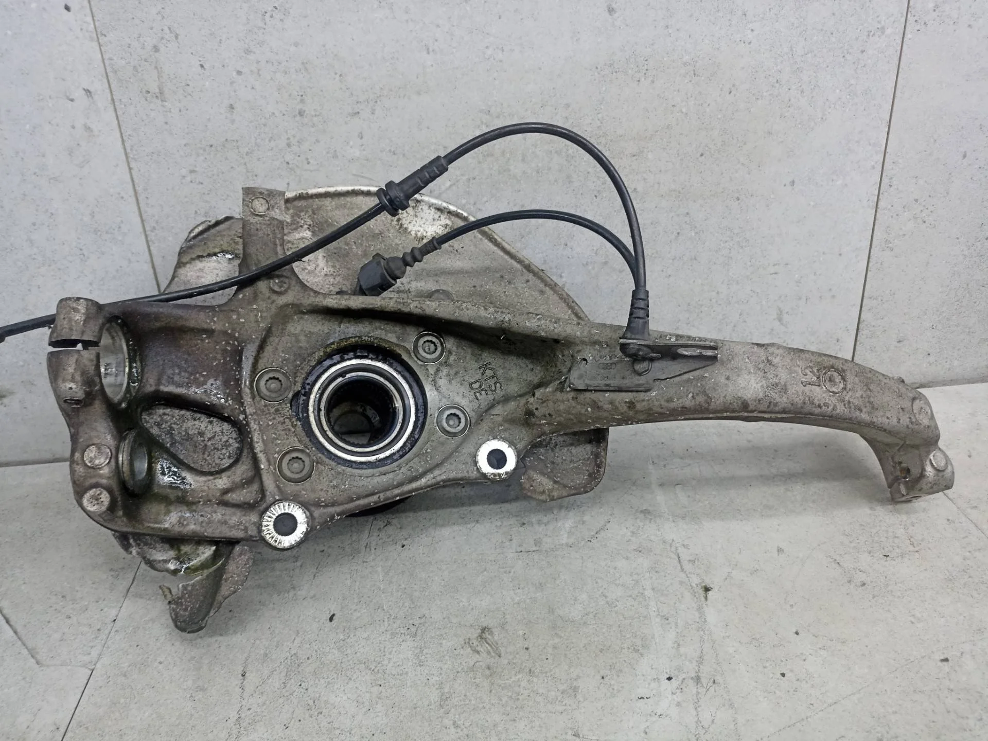 Кулак передний правый Audi A6 C7 2012 4G0407242D