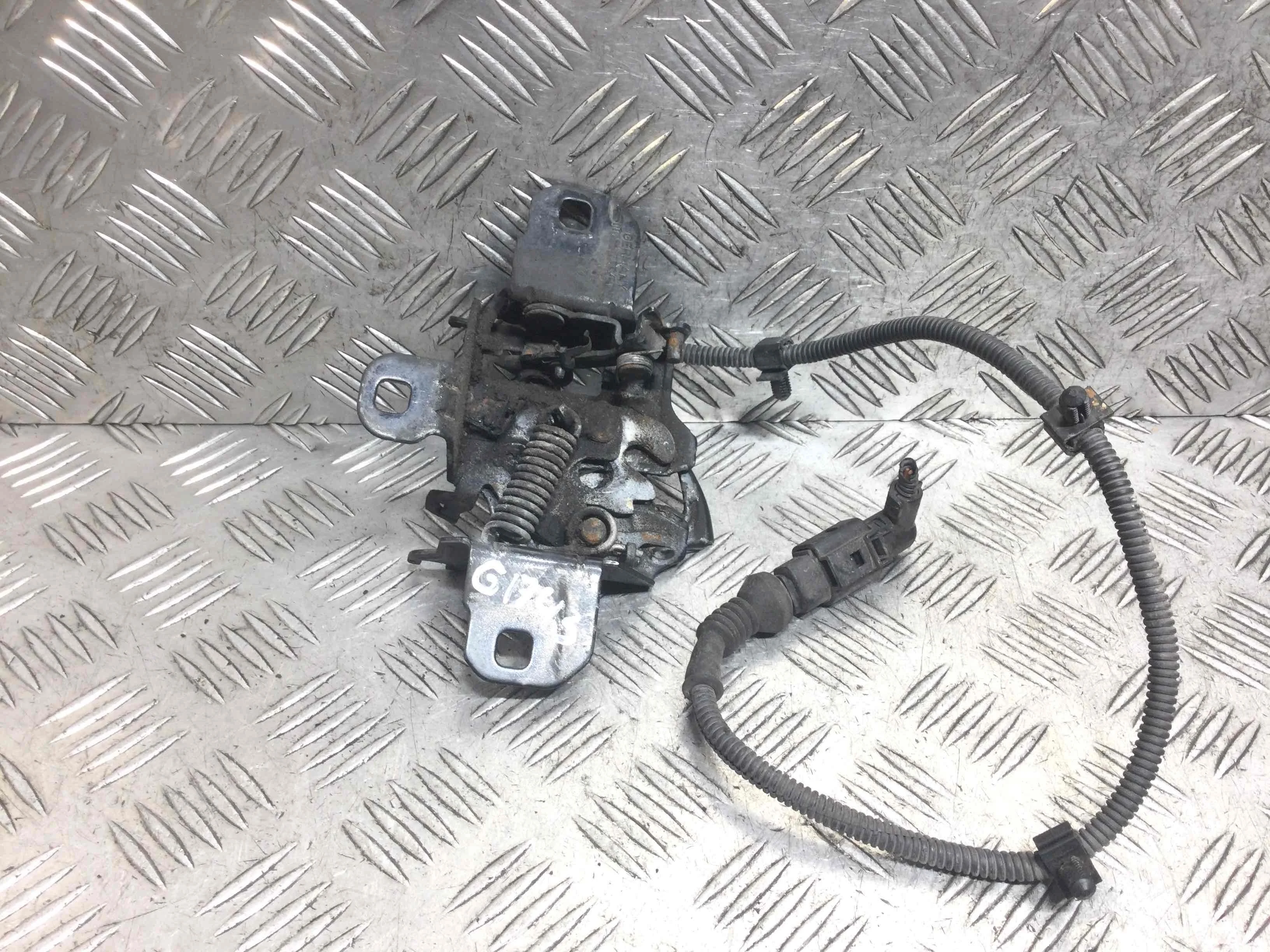Замок капота Volkswagen Golf 4 поколение (1997-2004) бензин 1.6 i Механика Х/б