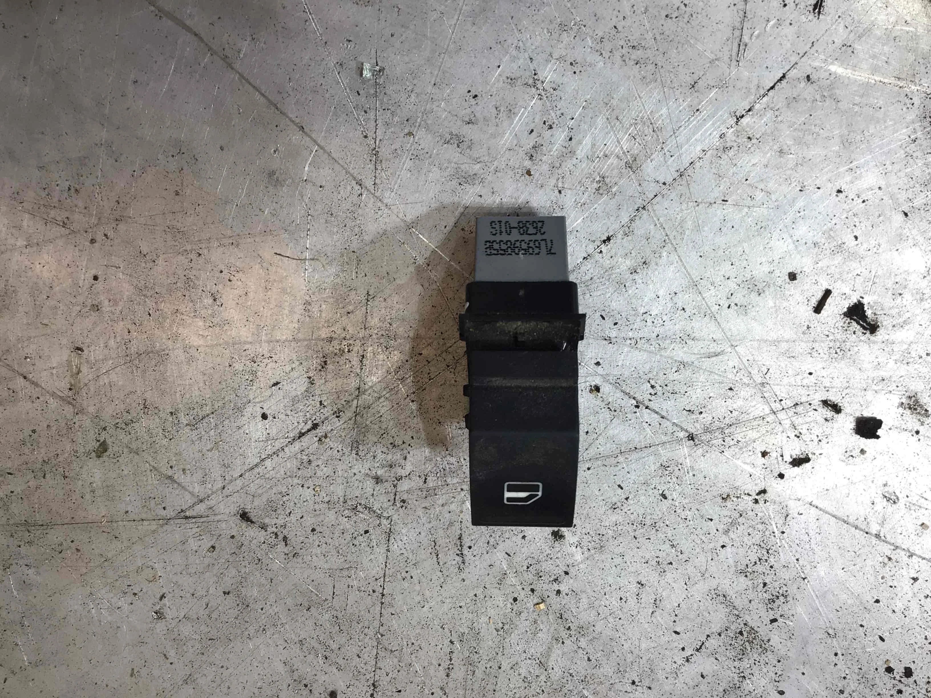 Кнопка стеклоподъемника переднего правого SEAT Ibiza 4 поколение (2008-2012) бензин 1.2 i Механика Х/б