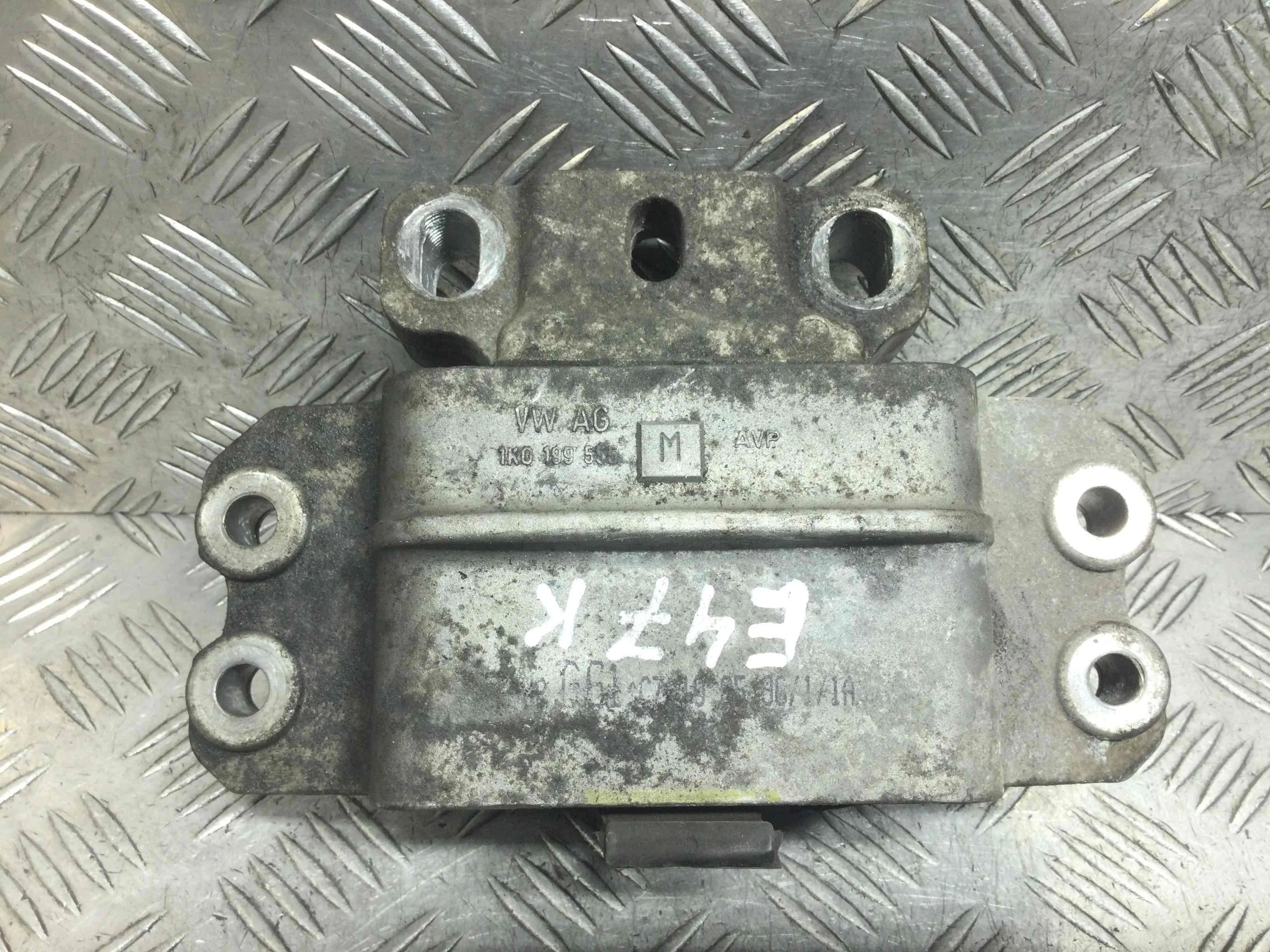 Подушка крепления КПП Audi A3 8P (2003-2005) бензин 2.0 FSI Механика Х/б
