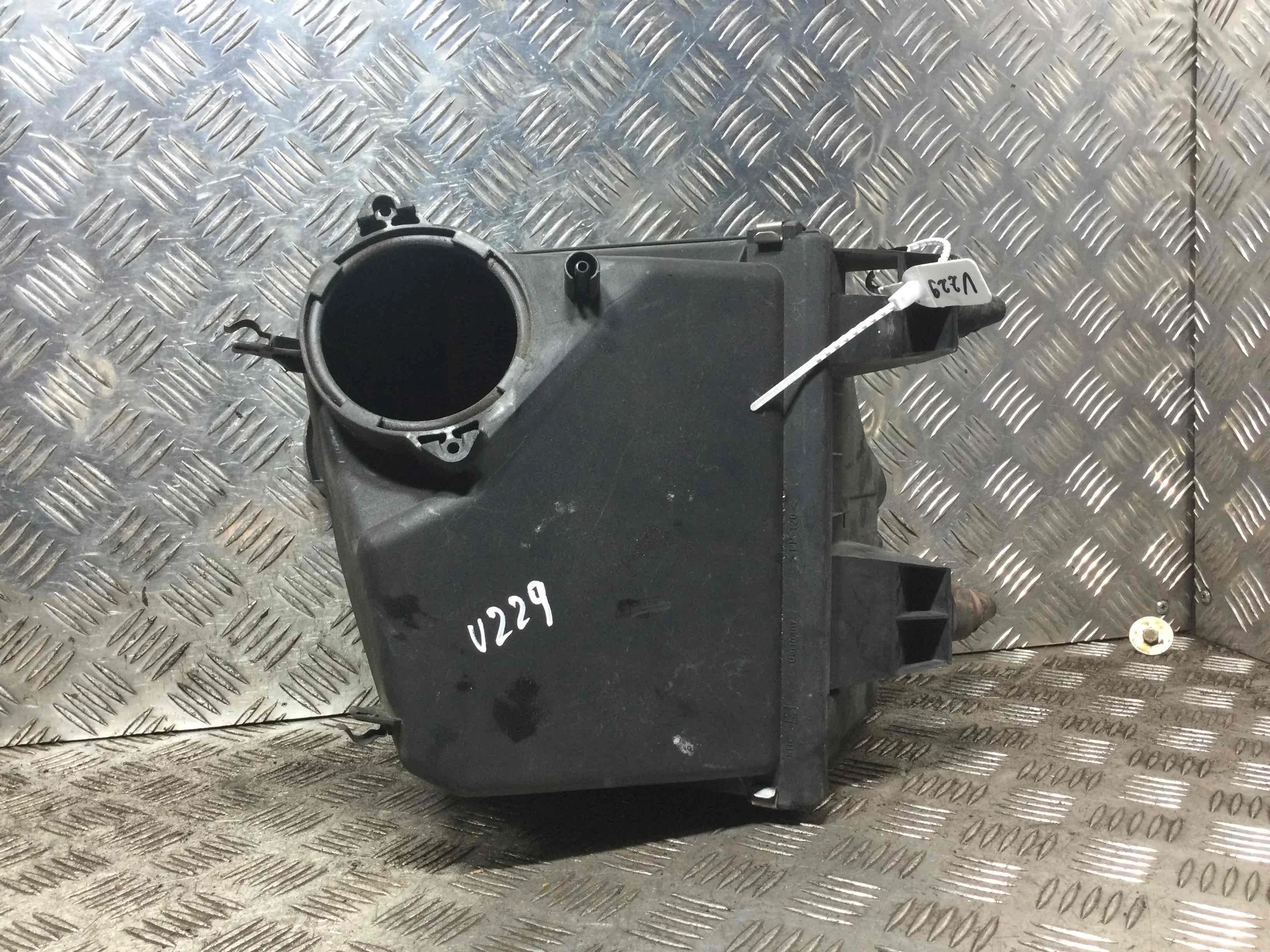 Корпус воздушного фильтра Audi A6 C5/4B (1997-2004) дизель 2.5 TDI Автомат Седан