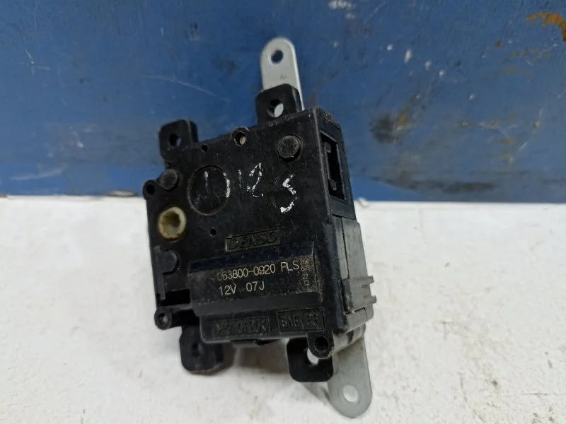 Моторчик заслонки печки Toyota Auris E150 2006-2012 0638000920 E150, правый