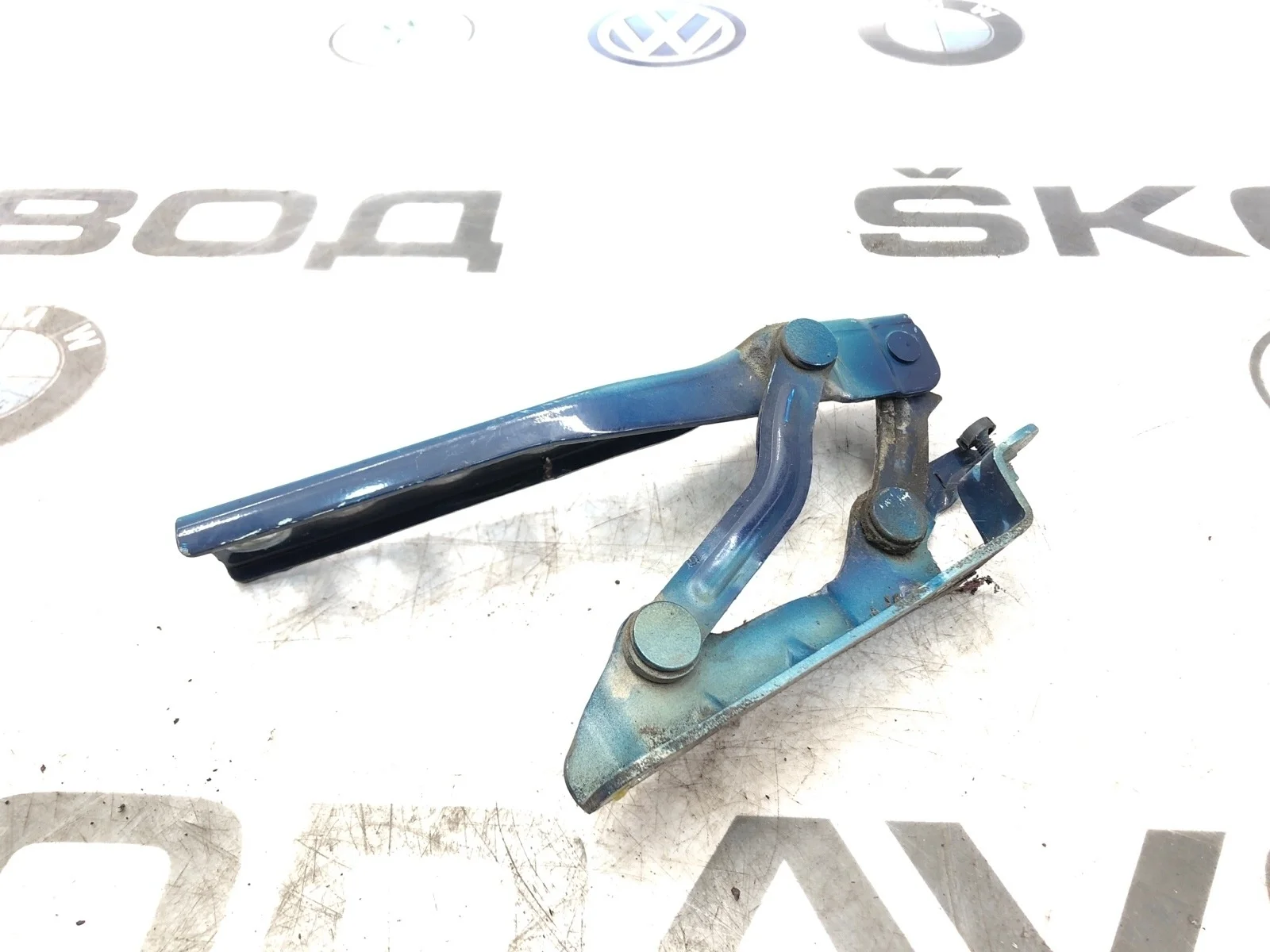 Петля капота Skoda Octavia 2011 1Z0823301C A5 (1Z) 1.4 CAXA, левая