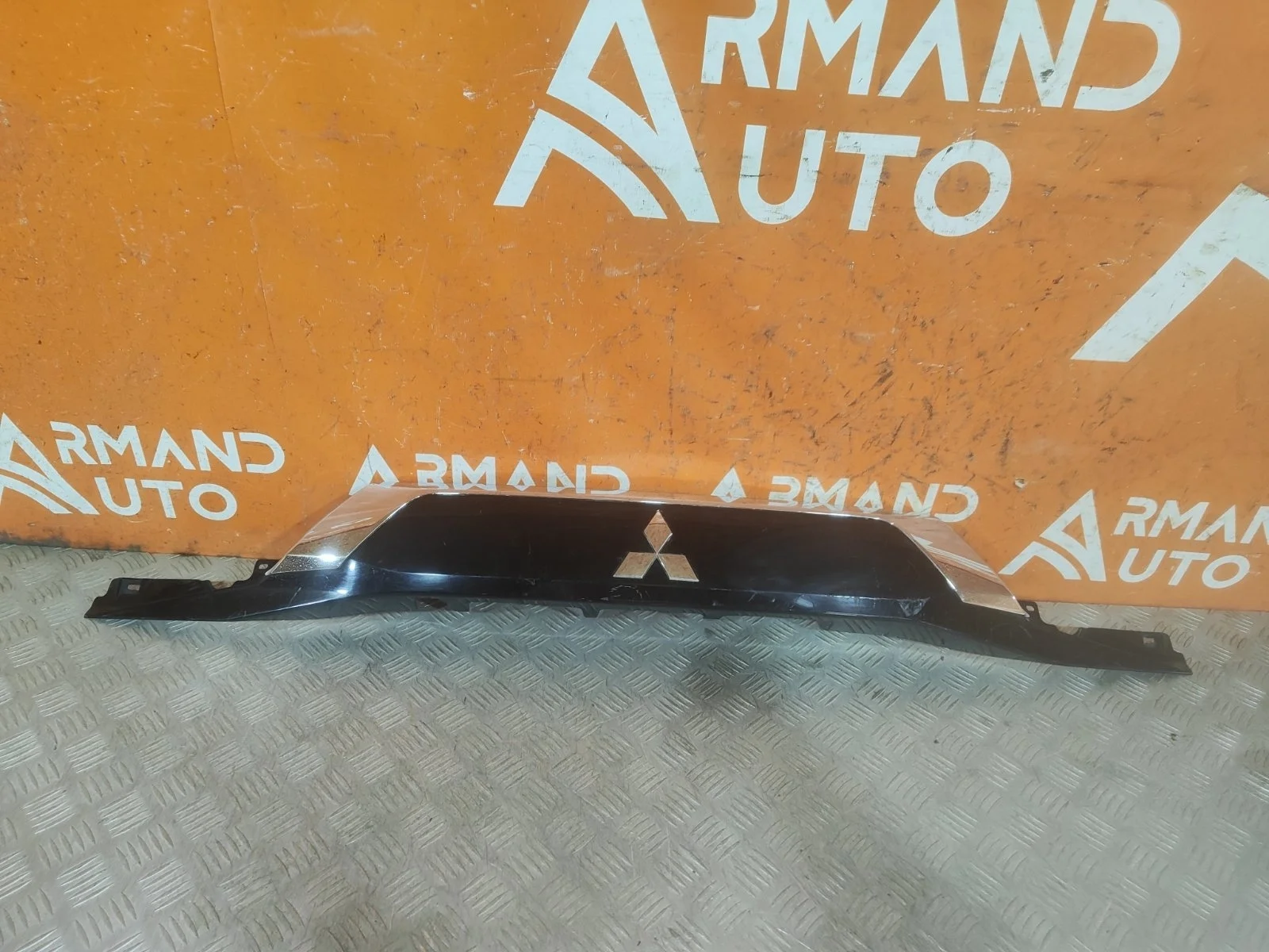 Накладка двери багажника Mitsubishi Outlander 2015-нв 3