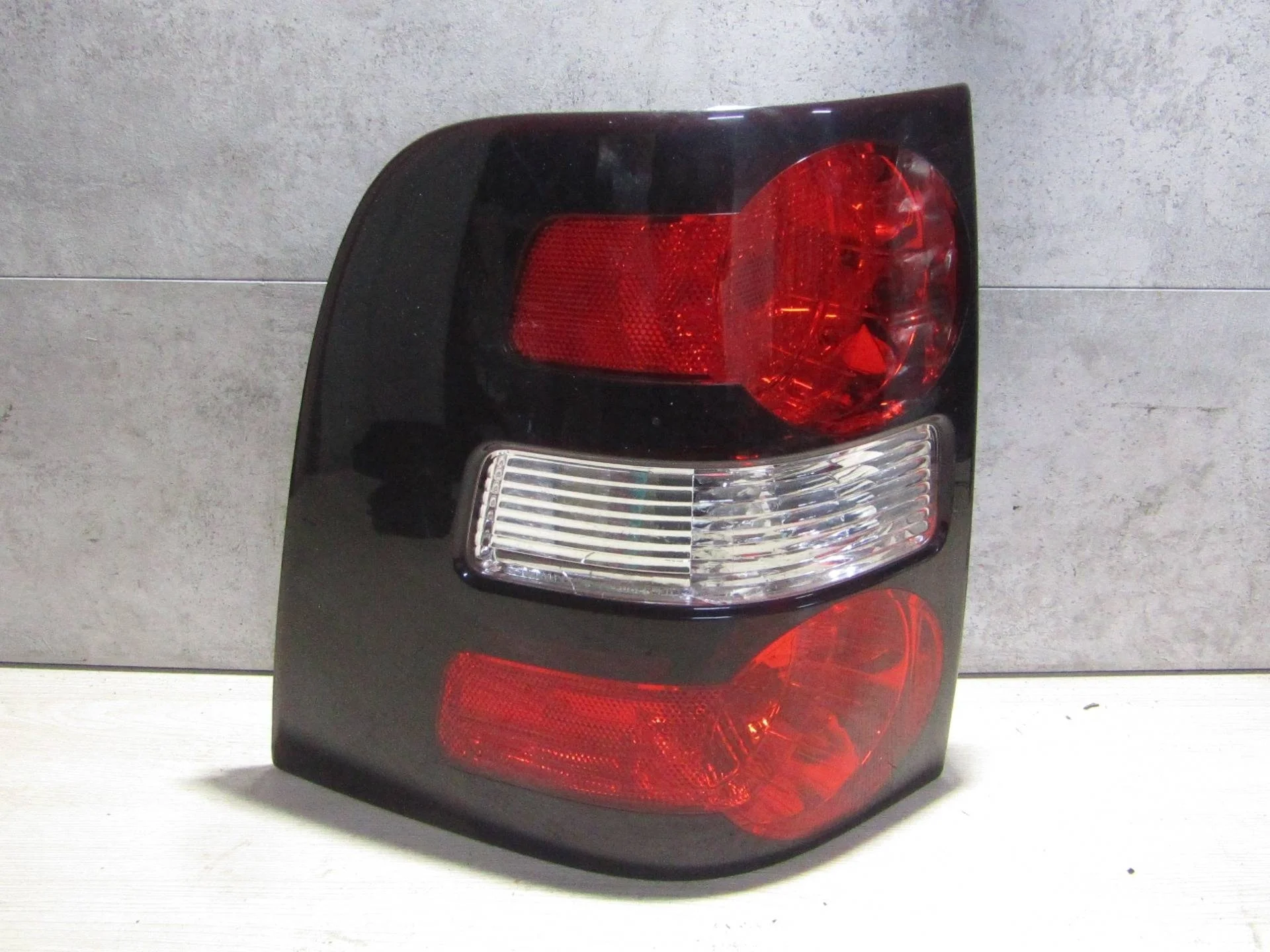 фонарь задний левый Ford Explorer 4  U251