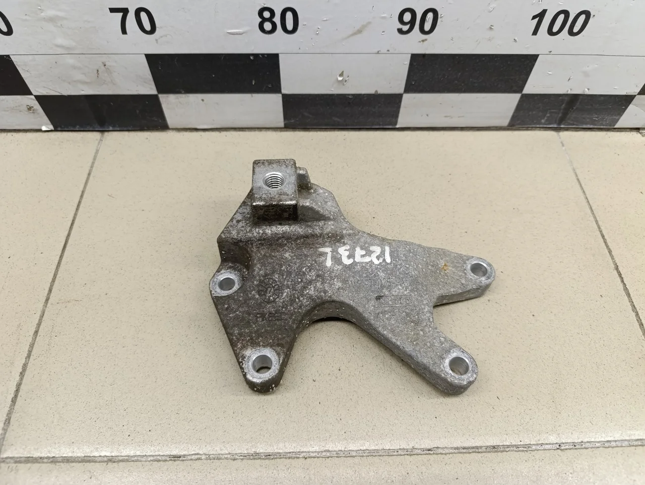 Кронштейн КПП левый Focus III 2011>