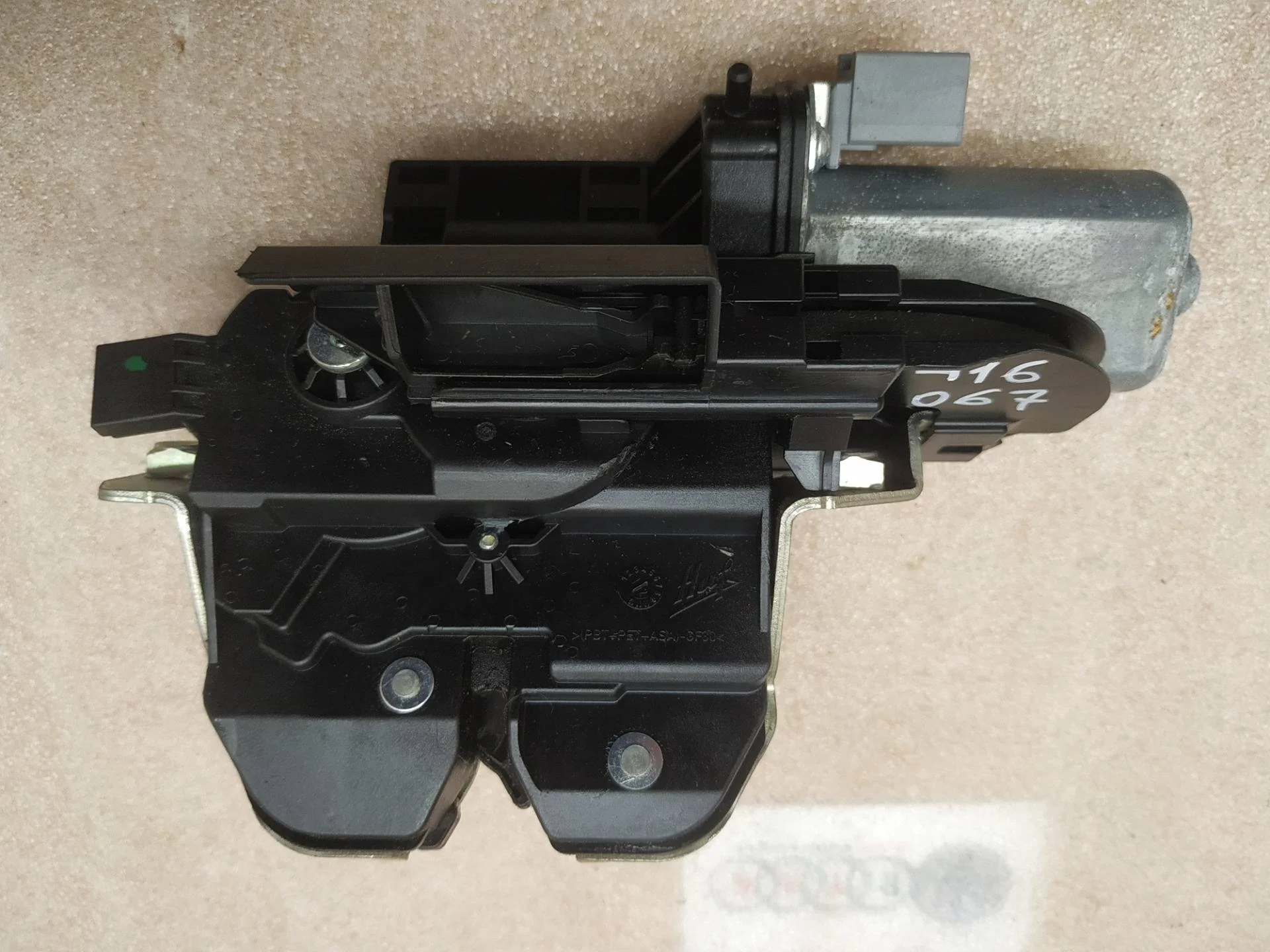замок багажника Volkswagen Touareg 2 7P6 2013