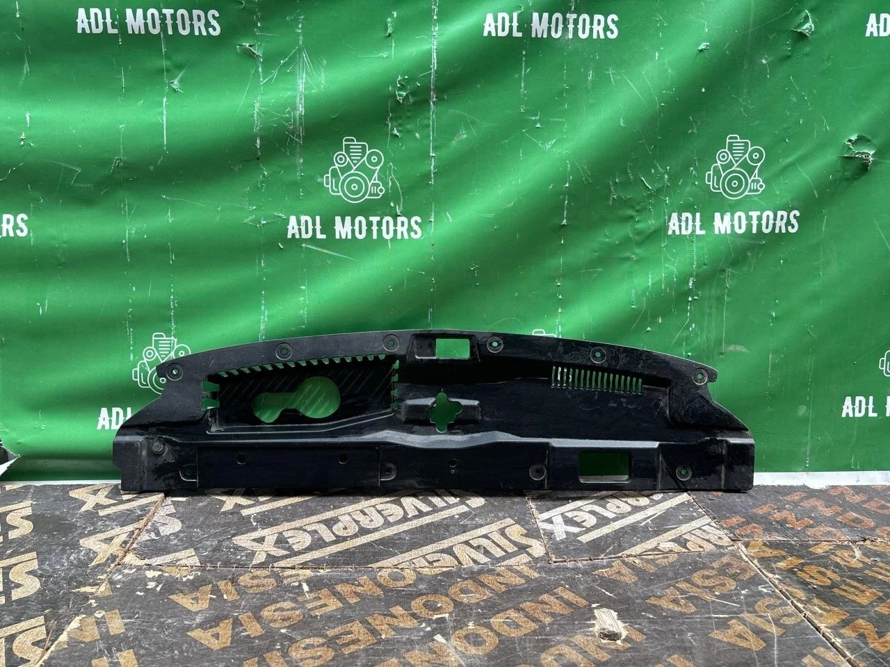 Накладка замка капота Mitsubishi Outlander 3 2012-2021