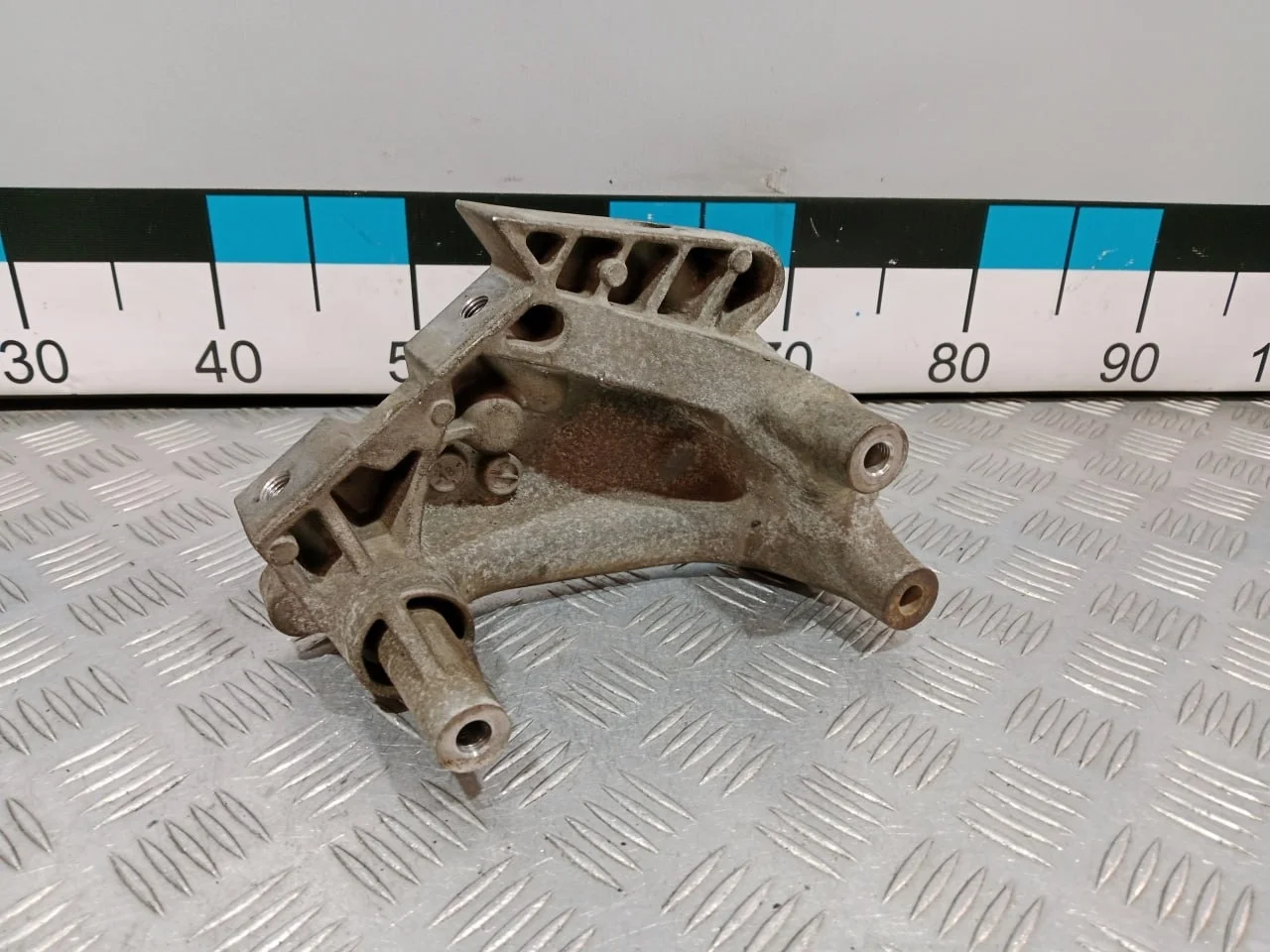[Б/У] Кронштейн двигателя передний Audi VW Skoda [Код: 00627240 ]