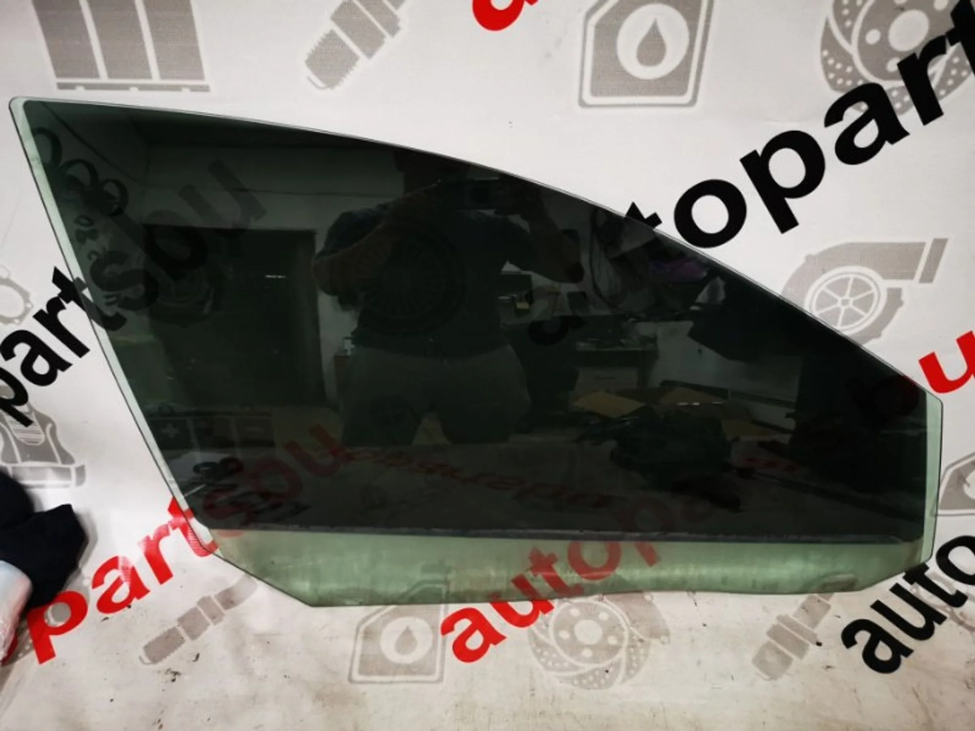 Стекло в дверь Volvo S80 30779525, переднее правое