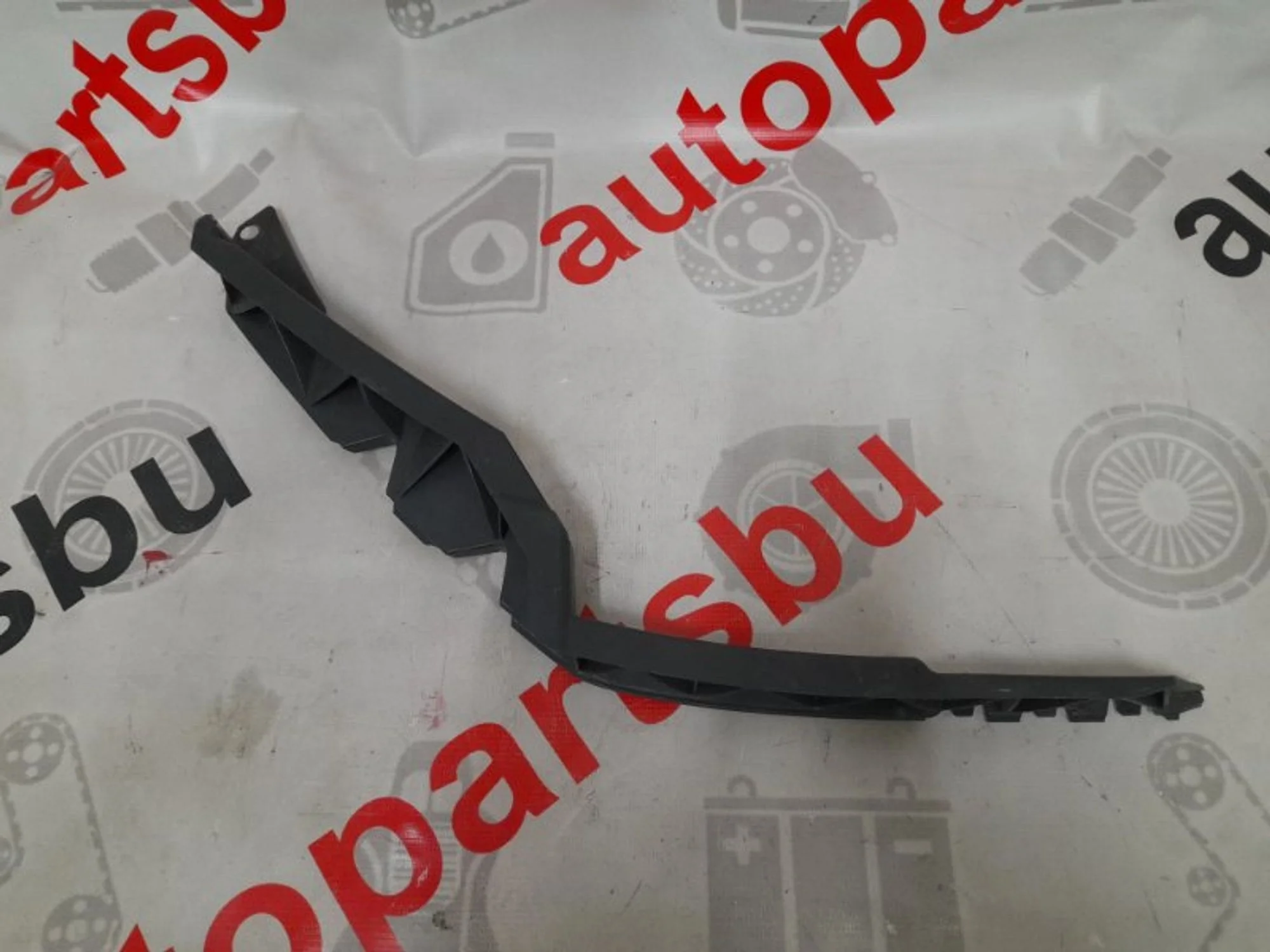 Кронштейн бампера Skoda Octavia 1Z0807184B, передний правый