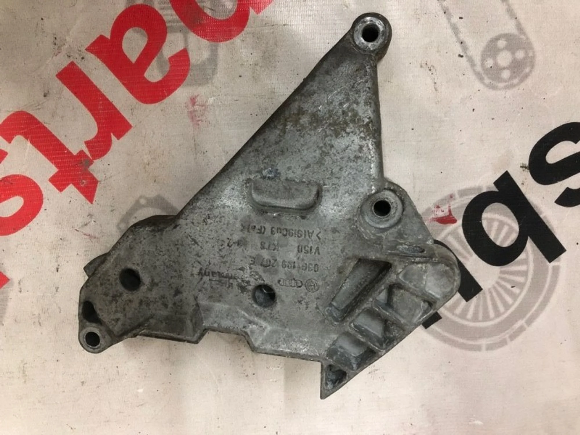 Кронштейн опоры двигателя Skoda Octavia 03G199207E, правый