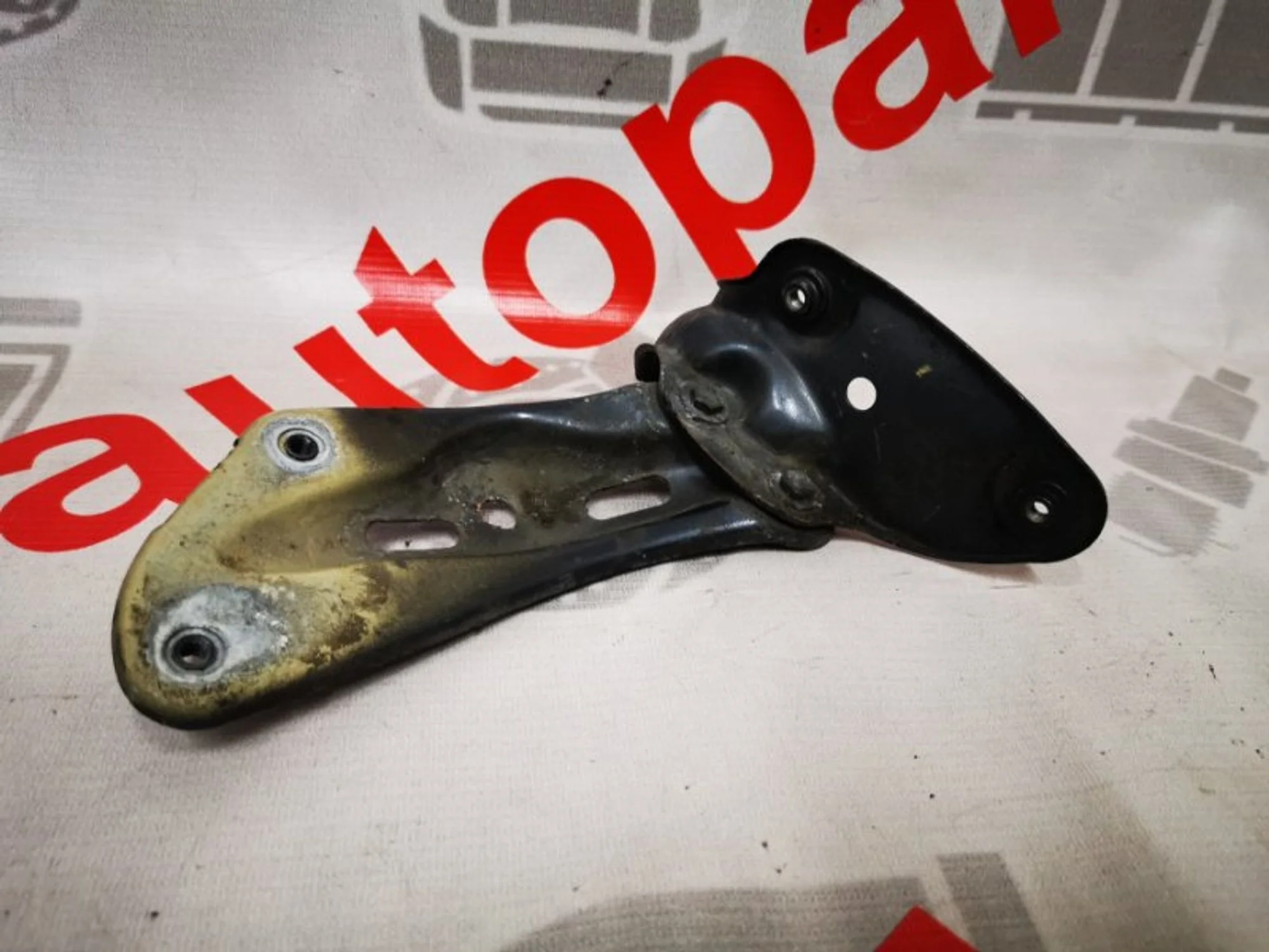 Кронштейн крепления крыла Skoda Octavia 1Z0821142, правый
