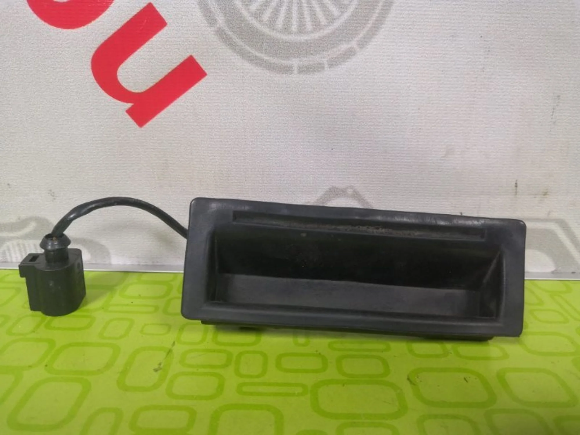 Кнопка открывания багажника Volkswagen Touareg 1J0827566F