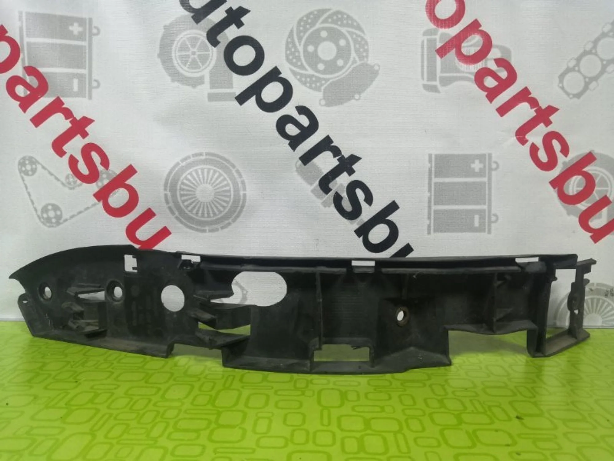 Направляющая переднего бампера Volkswagen Touareg 7L6807184C, передняя правая