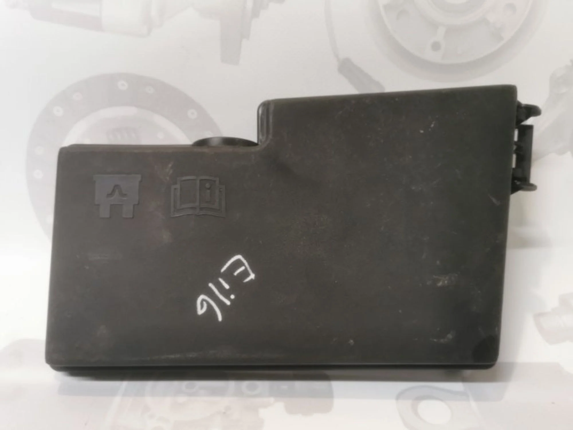 Крышка блока предохранителей Ford Focus 3