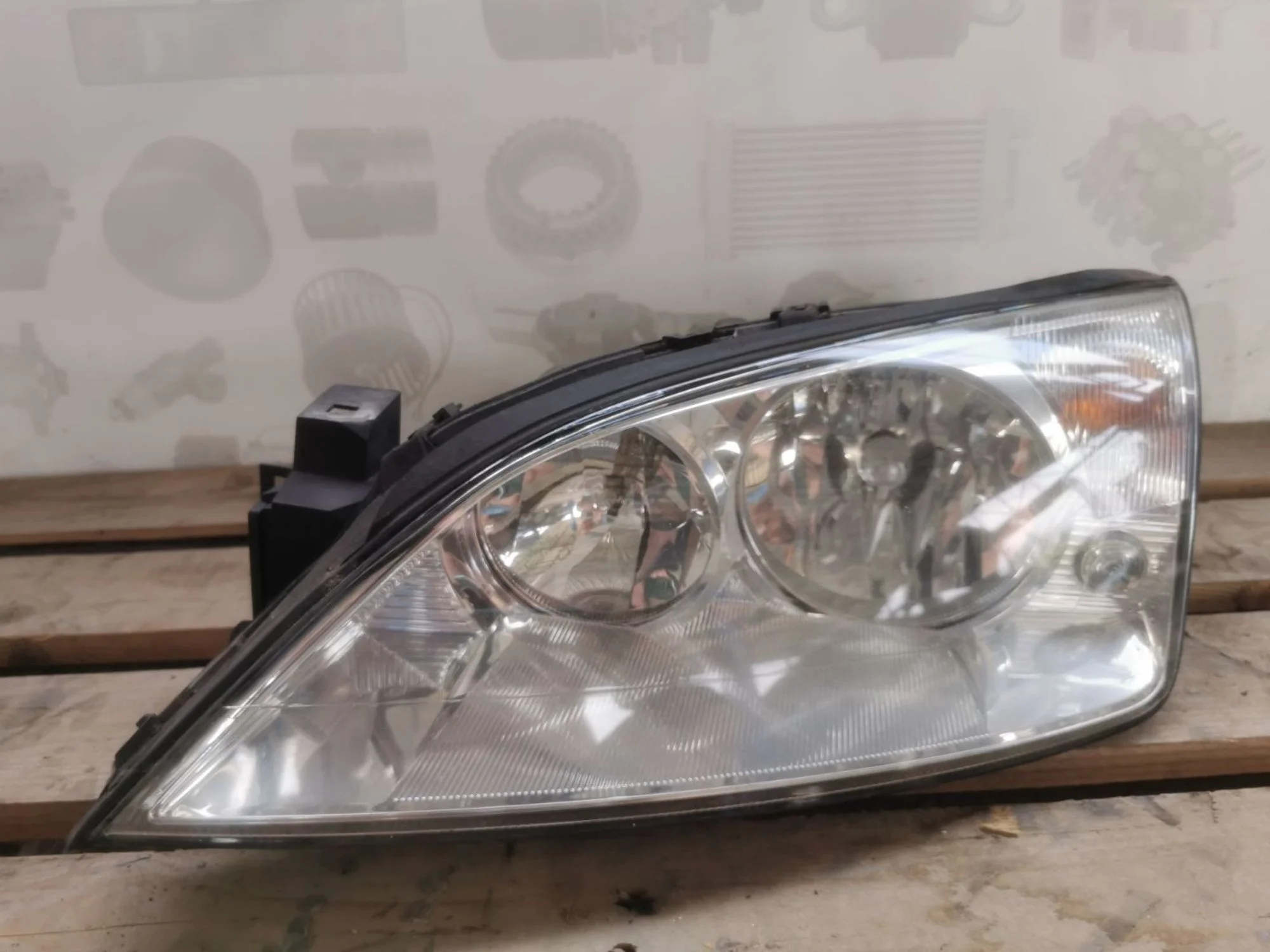 Фара левая Ford Mondeo 3