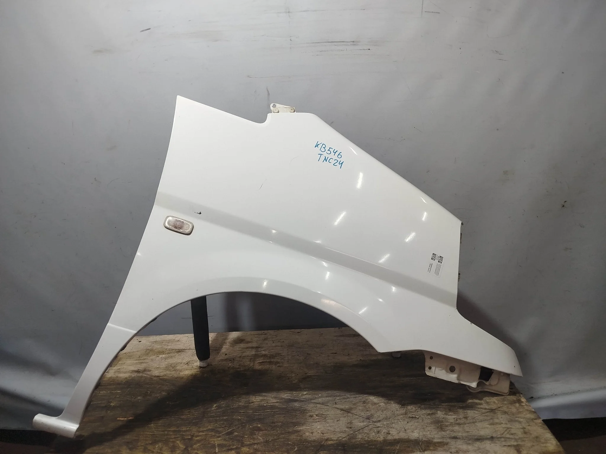 КРЫЛО NISSAN SERENA PC24 PNC24 RC24 TC24 TNC24 VC24 VNC24 631004N050 ПЕРЕДНЕЕ ПРАВОЕ белый, QM1 KB546