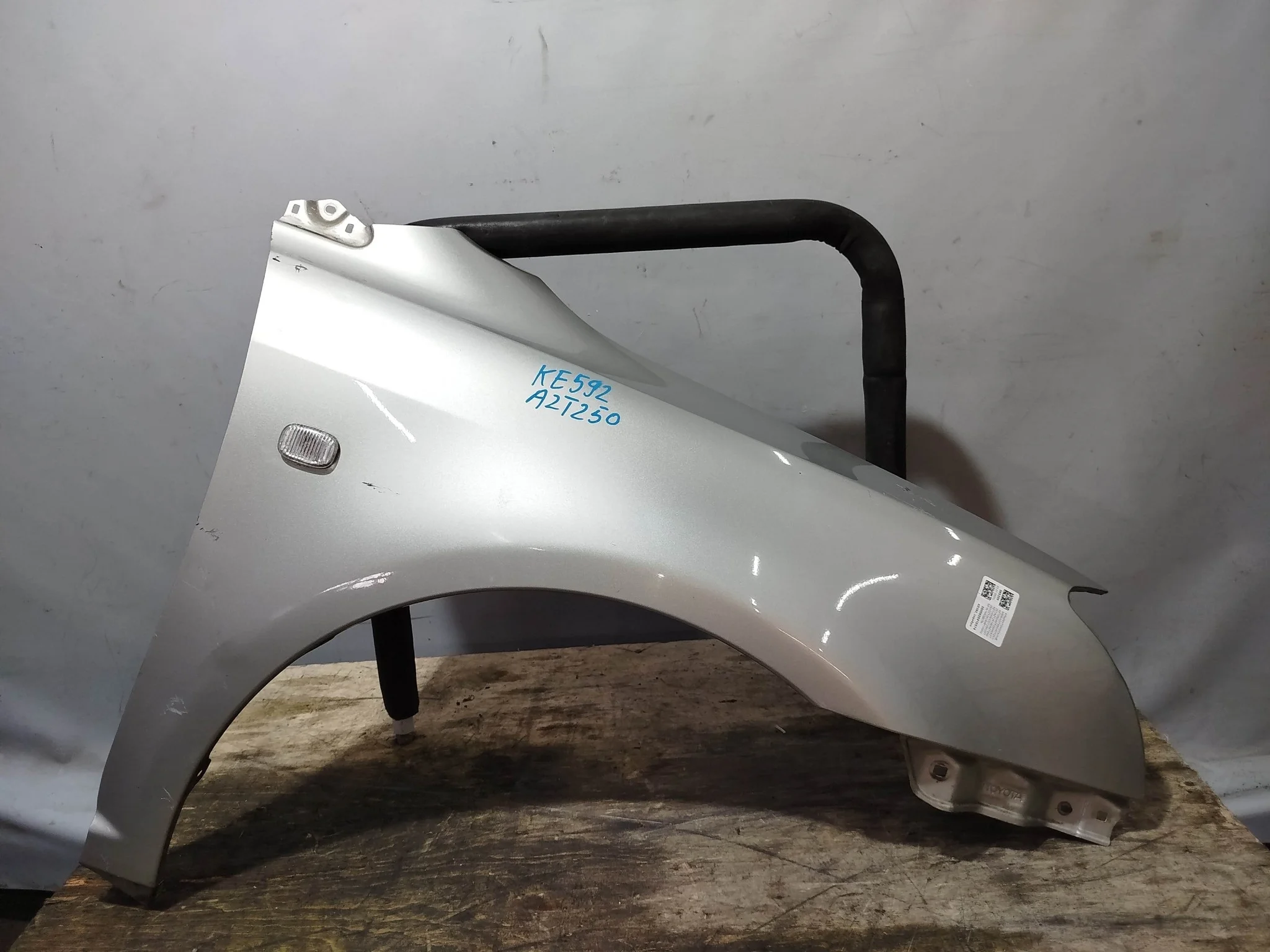 КРЫЛО TOYOTA AVENSIS ADT250 ADT251 AZT250 AZT250W AZT251 AZT251W AZT255 AZT255W CDT250 ZZT250 ZZT251 5381105020 ПЕРЕДНЕЕ ПРАВОЕ 1 МОДЕЛЬ серебро, 1C0 KE592