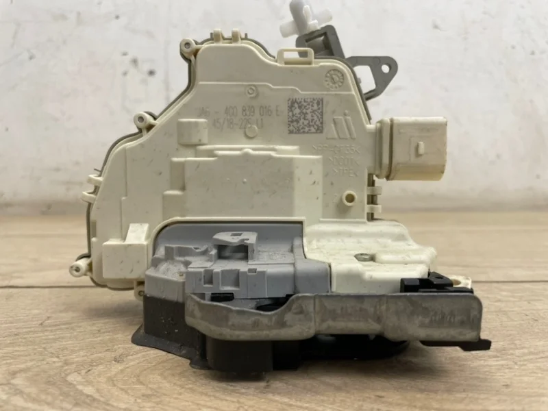 Замок двери VW Touareg 3 2019- CR7