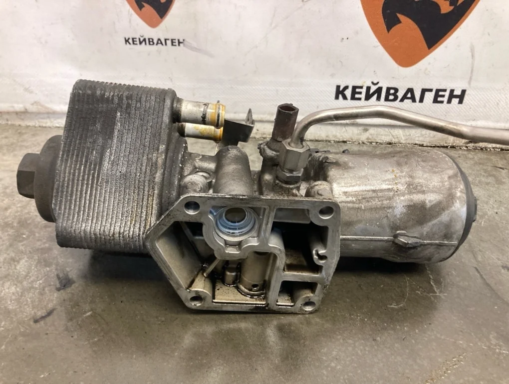 Корпус масляного фильтра теплообменником Volkswagen Passat 2009 B6