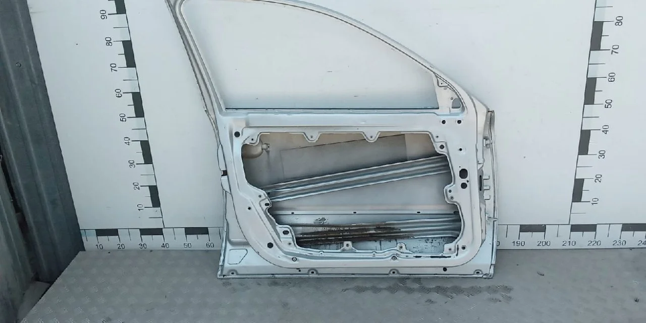 [Б/У] Дверь передняя левая Skoda Superb VW Passat B5 - подмята возле петель.под вакум [ХОРОШЕЕ] [Код: 00633577 ]