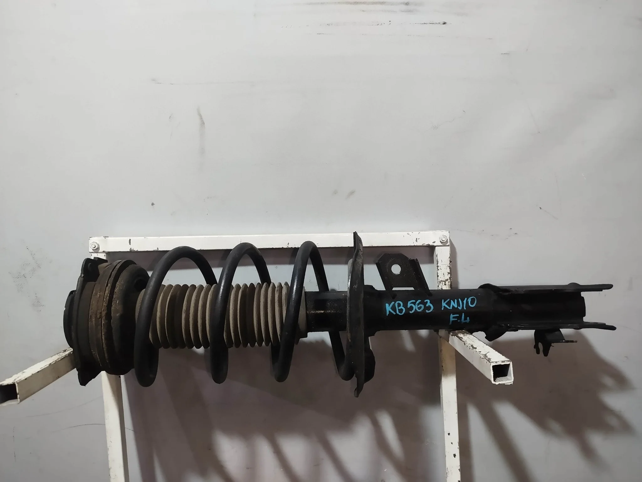 СТОЙКА ХОДОВКИ NISSAN RENAULT DUALIS KOLEOS QASHQAI QASHQAI+2 X-TRAIL DNT31 HY J10 J10E JJ10E KJ10 KNJ10 NJ10 NT31 T31 TNT31 ПЕРЕДНЯЯ ЛЕВАЯ E4303JG01A 2WD 4WD KB563