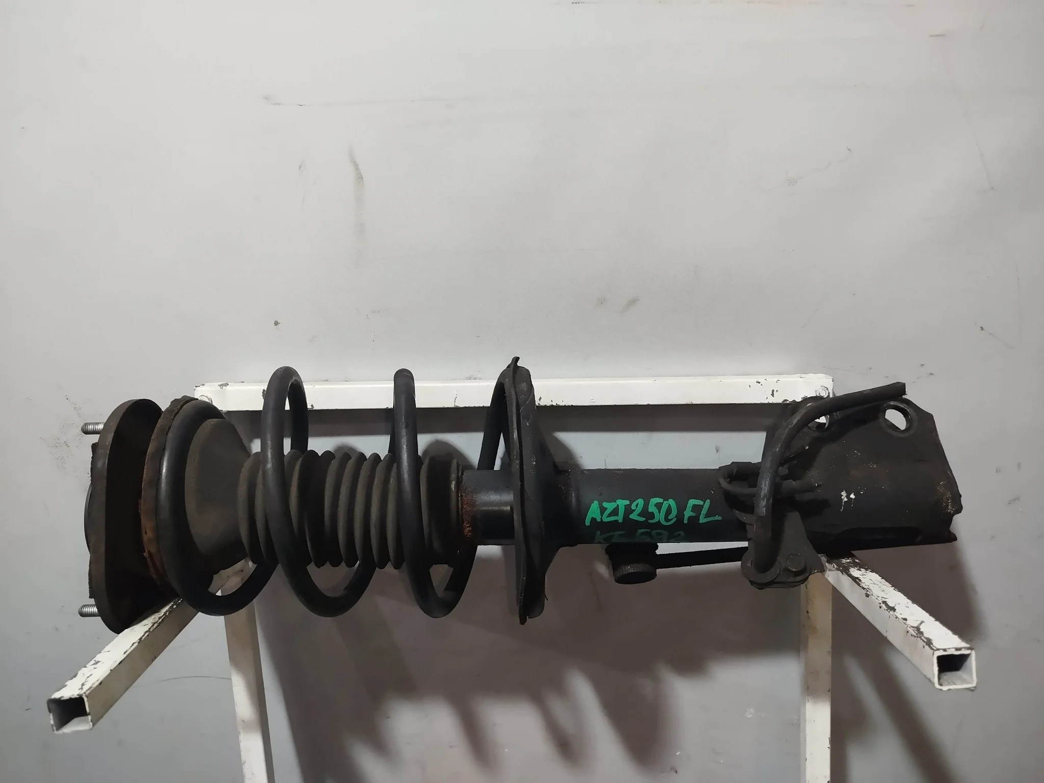 СТОЙКА ХОДОВКИ TOYOTA AVENSIS AZT250 AZT250W AZT251 AZT251W AZT255 AZT255W ZZT250 ZZT251 ПЕРЕДНЯЯ ЛЕВАЯ 4852009860 2WD 4WD KE592