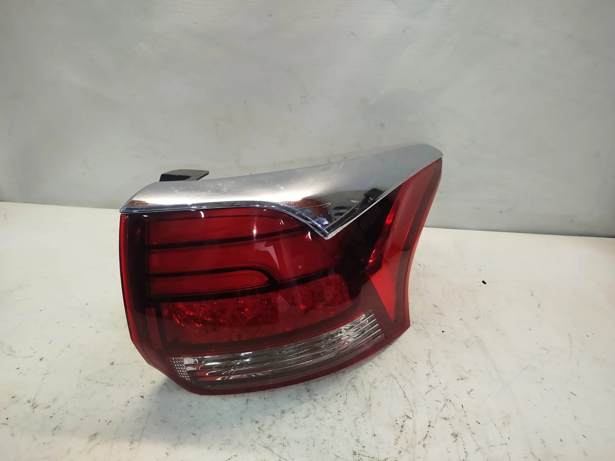 ФОНАРЬ MITSUBISHI OUTLANDER GF2W GF3W GF4W GF7W GF8W GG2W GG3W W2869 3 МОДЕЛЬ 4 МОДЕЛЬ ПРАВЫЙ 8330A998 KE569