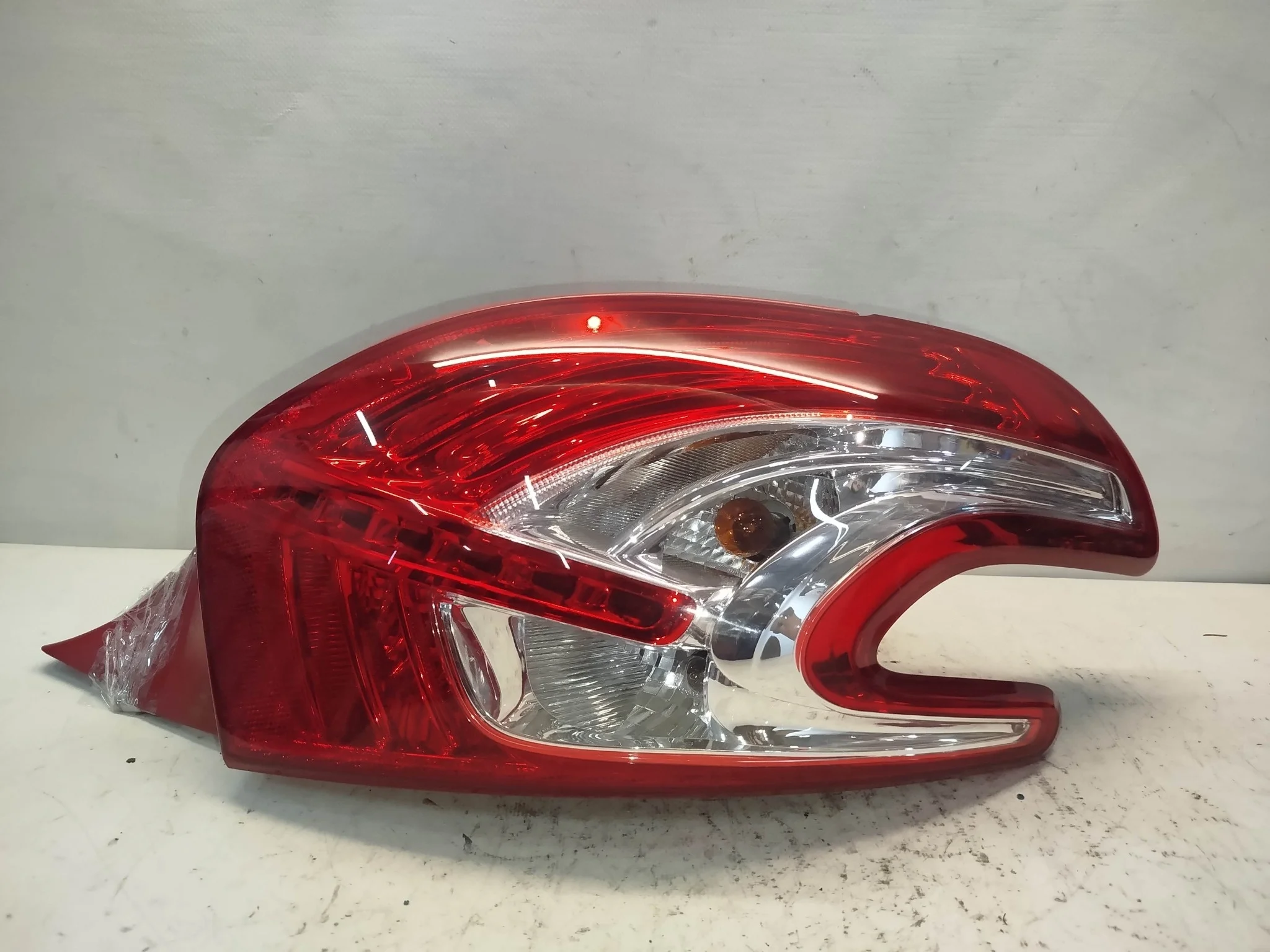 ФОНАРЬ PEUGEOT 208 CA CC 1 МОДЕЛЬ ПРАВЫЙ 9672628380 KB668
