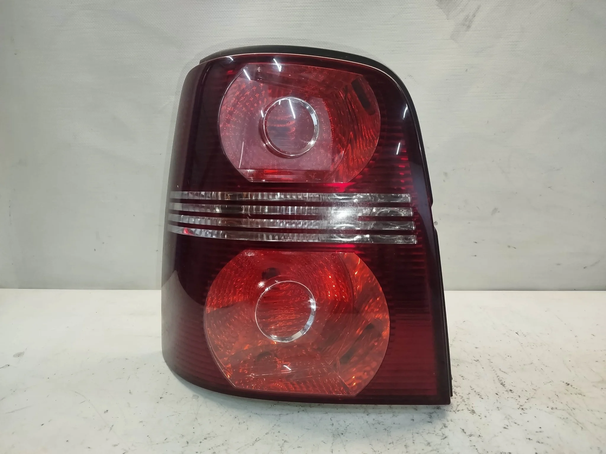 ФОНАРЬ VOLKSWAGEN TOURAN 1T2 КРАСНЫЙ 2 МОДЕЛЬ ЛЕВЫЙ 1T0945095N KB569