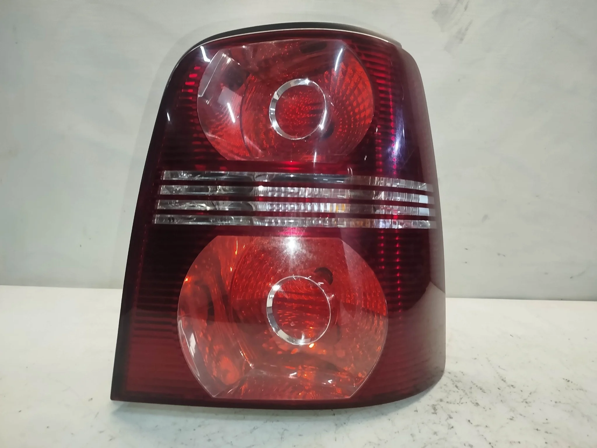 ФОНАРЬ VOLKSWAGEN TOURAN 1T2 КРАСНЫЙ 2 МОДЕЛЬ ПРАВЫЙ 1T0945096N KB569