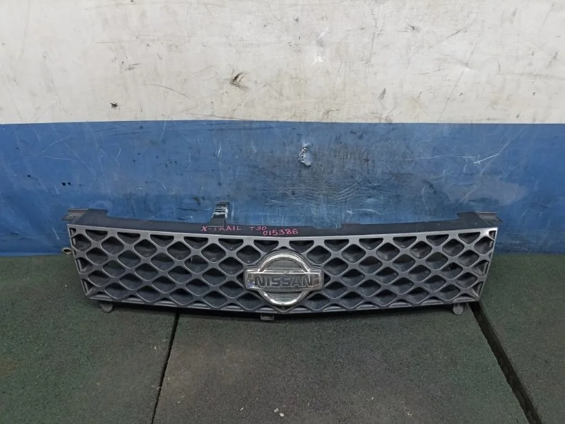 Решетка радиатора со значком Nissan X-Trail 2007 623108H300 T30