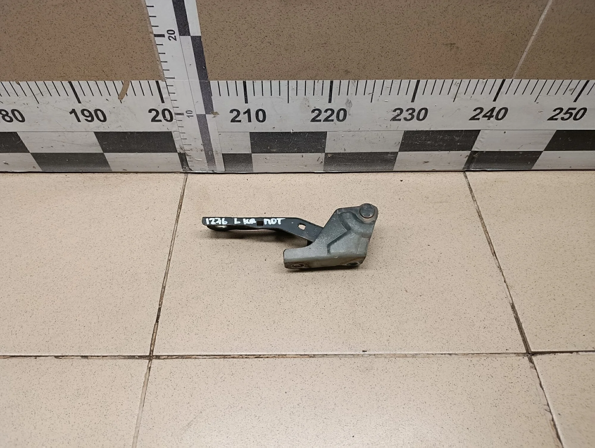 Петля капота левая Tucson 2004-2010