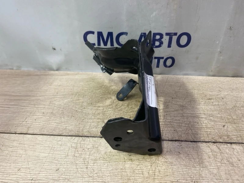 Кронштейн радиатора Volvo S60 31261932 С60 1.6, правый