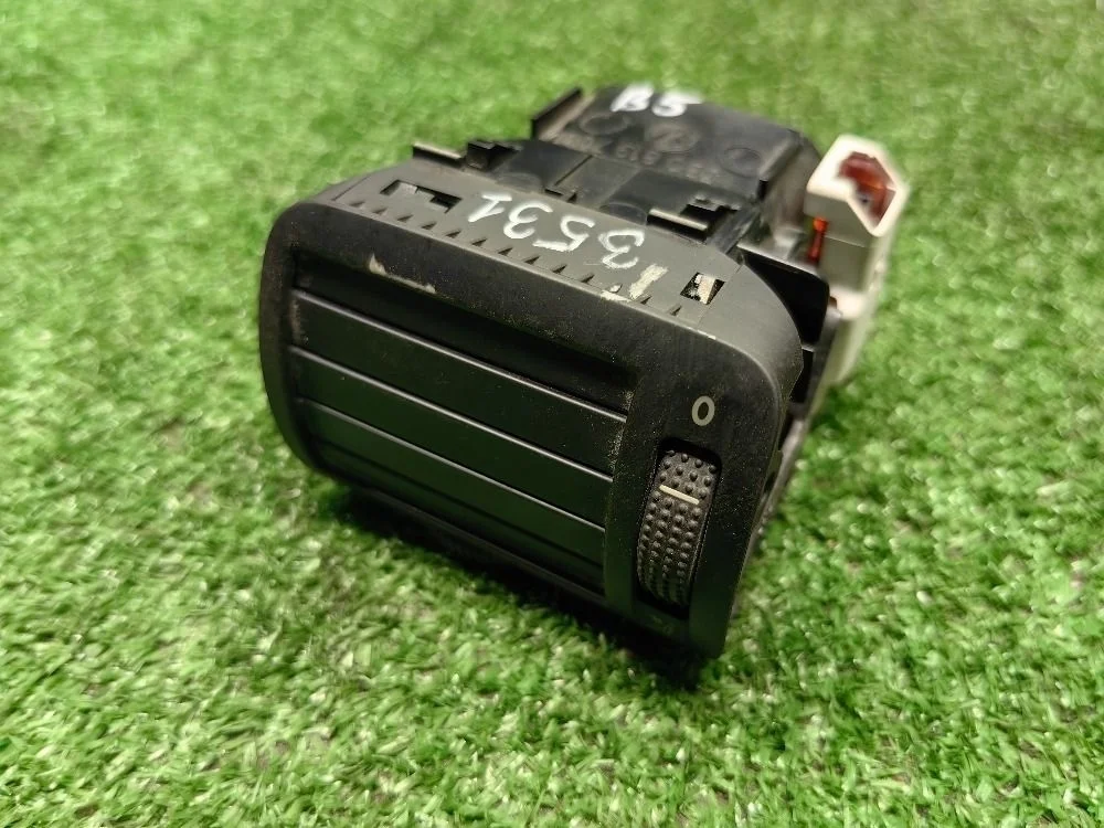 Дефлектор воздушный левый Volkswagen Passat B5+