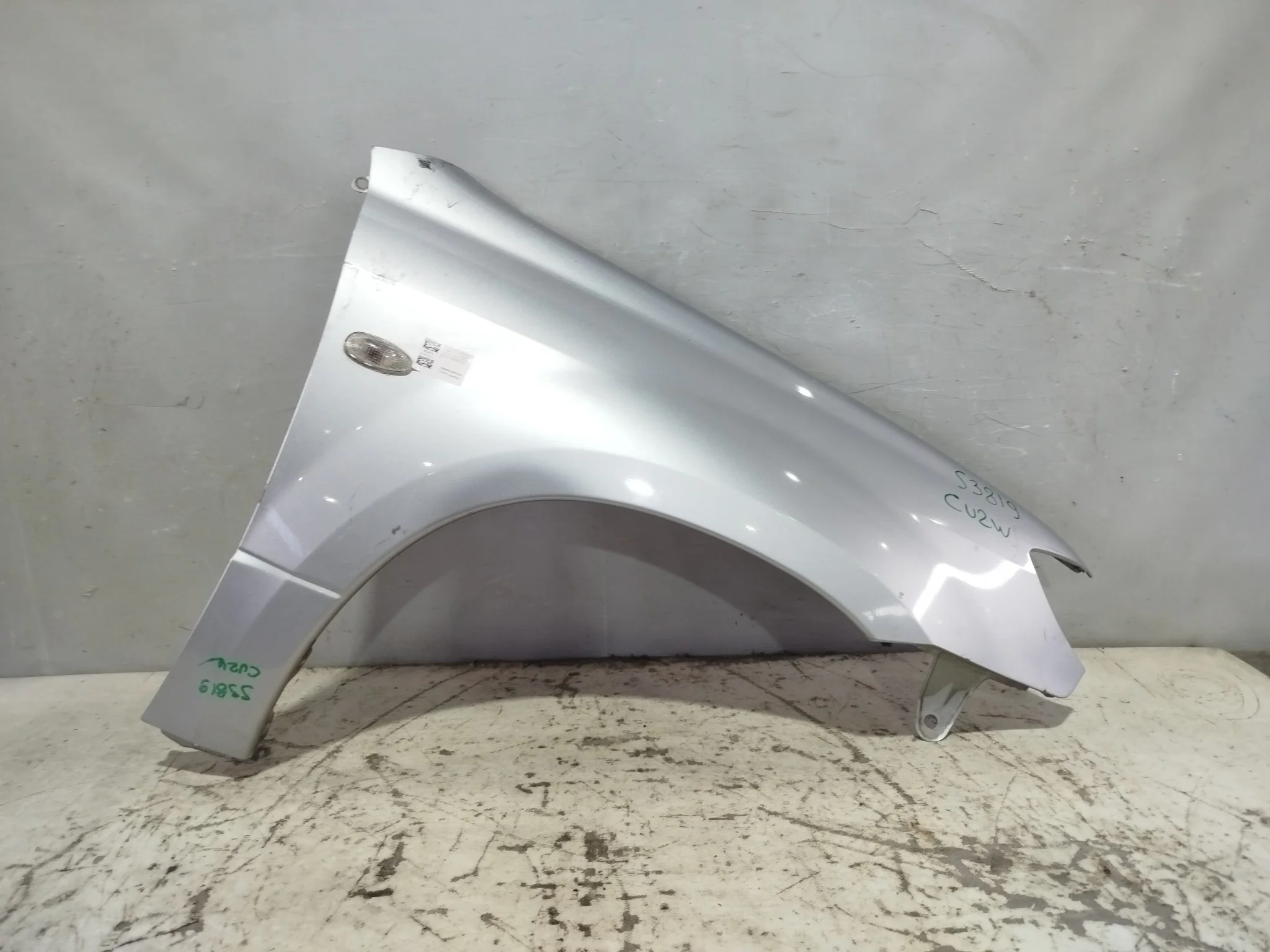 КРЫЛО MITSUBISHI AIRTREK OUTLANDER CU2W CU4W CU5W MR954676 MR990118 ПЕРЕДНЕЕ ПРАВОЕ серебро, A31 S3819