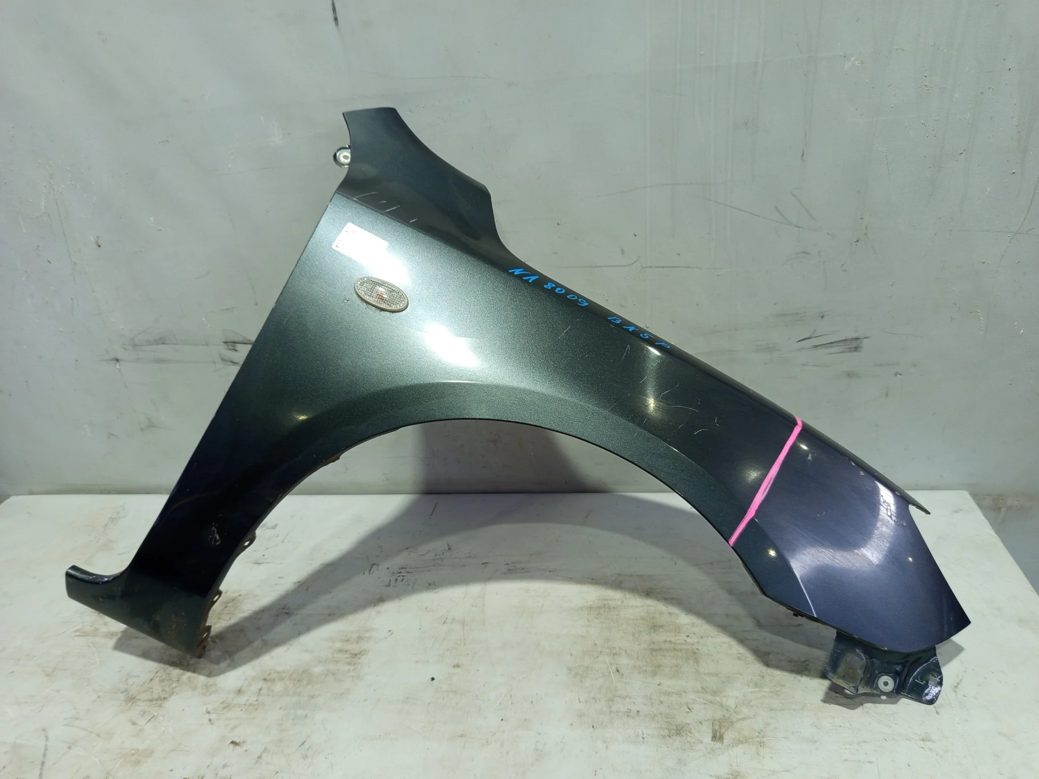 КРЫЛО MAZDA AXELA MAZDA3 BK BK3P BK5P BKEP BP4K52111D ПЕРЕДНЕЕ ПРАВОЕ HATCHBACK темно-серый, 36C NA8009