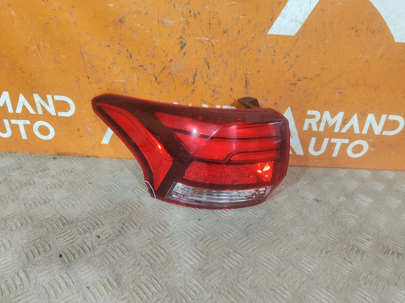 Фонарь внешний Mitsubishi Outlander 2015-нв 3