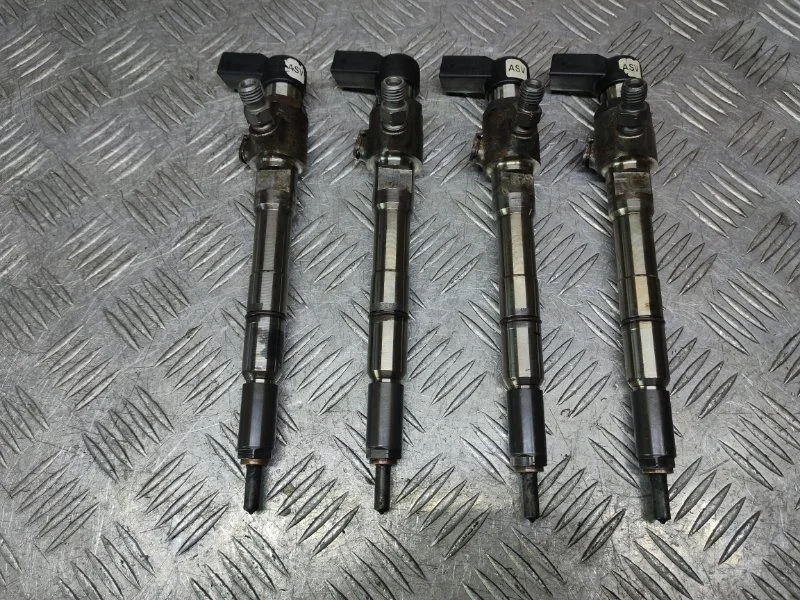 Форсунка топливная Volkswagen Golf 6 2.0TDI