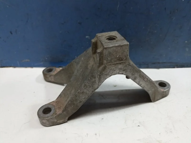 Кронштейн КПП Ford Focus 2 2010 3M517M125AE 2.0 AOBA