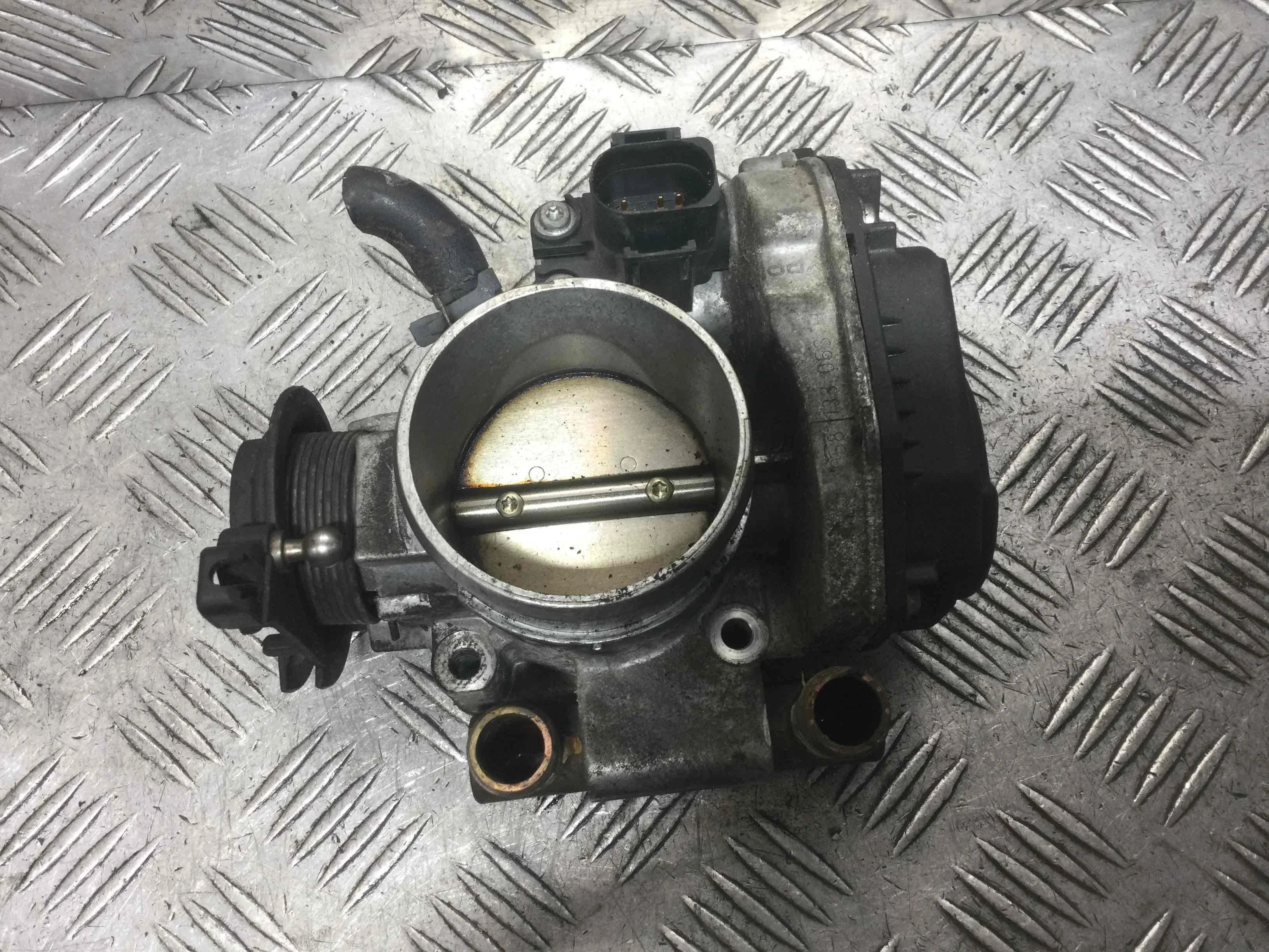 Заслонка дроссельная Volkswagen Passat B5 (1996-2000) бензин 1.6 i Механика Седан